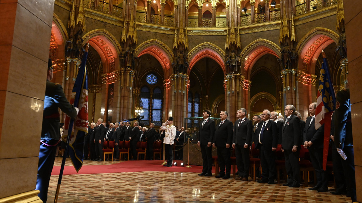 Áder János köztársasági elnök (k), mellette jobbra Orbán Viktor miniszterelnök és Kövér László, az Országgyűlés elnöke a Kossuth- és Széchenyi-díjak, valamint a Magyar Érdemrend kitüntetéseinek ünnepélyes átadásán, az 1848-49-es forradalom és szabadságharc évfordulója alkalmából a Parlament kupolacsarnokában 2022. március 14-én.