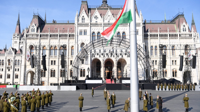 Felvonták a nemzeti lobogót az Országház előtt