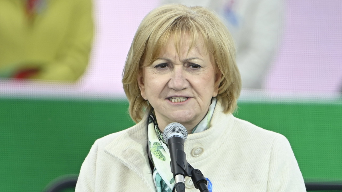 Schmuck Erzsébet, az LMP társelnöke beszédet mond az Egységben Magyarországért nagygyűlésén Budapesten, a Műegyetem rakparton 2022. március 15-én.