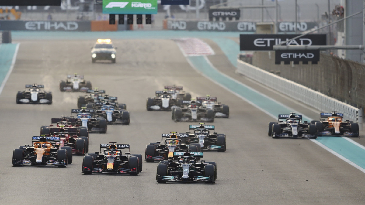 Lewis Hamilton, a Mercedes brit versenyzője halad az élen a Forma-1-es autós gyorsasági világbajnokság abu-dzabi futamának rajtja után a Yas Marina versenypályán 2021. december 12-én. Az idényzáró futamon a címvédő és hétszeres vb-győztes Hamilton és Max Verstappen, a Red Bull holland versenyzője küzd a világbajnoki címért.