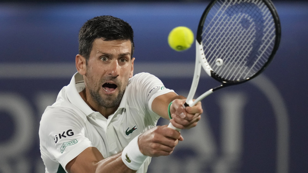 A szerb Novak Djokovic a cseh Jiri Vesely ellen játszik a dubaji keménypályás férfi tenisztorna negyeddöntőjében 2022. február 24-én.