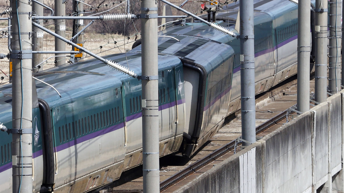 Kisiklott vonat Siroisiben 2022. március 17-én, miután előző nap a Richter-skála szerinti 7,3-as erősségű földrengés rázta meg Japán északkeleti partvidékét. A hatóságok szökőárriadót rendeltek el Fukusima és Mijagi prefektúrákban.