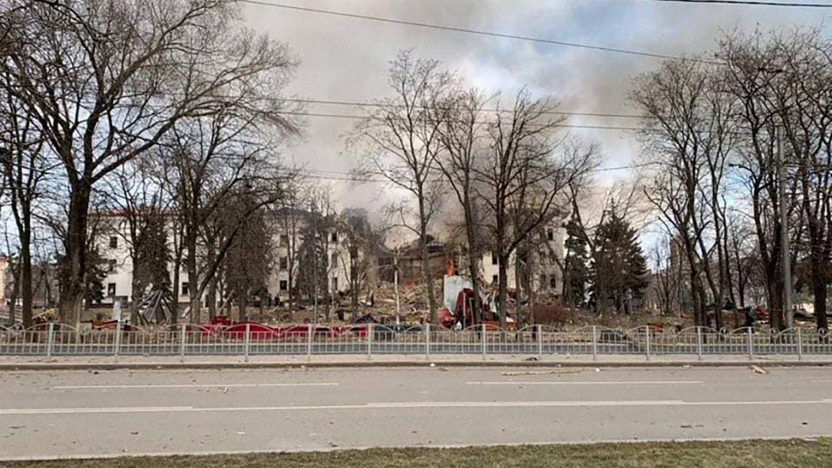 A Donyecki regionális civil-katonai közigazgatás tanács által közreadott felvétel a mariupoli színház orosz bombatámadásban megrongálódott épületéről 2022. március 16-án. A helyi ukrán hatóságok szerint több mint ezren voltak a színházban a támadás idején. Volodimir Zelenszkij ukrán elnök videobejegyzésében megerősítette, hogy az épület óvóhelyül szolgált.