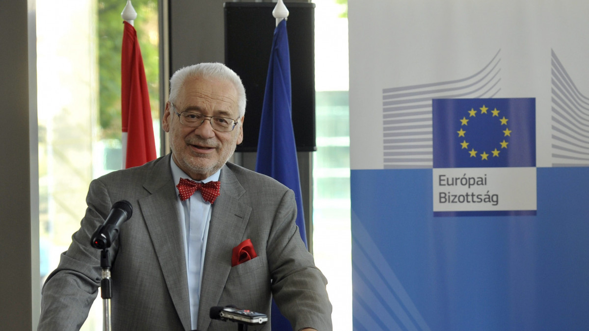 Erhard Busek, az Europäische Forum Alpbach volt elnöke beszél az Alpbach Magyarország Egyesület Az ifjúság jövője - trendek és remények címmel megtartott rendezvényén, az Európa Pontban.