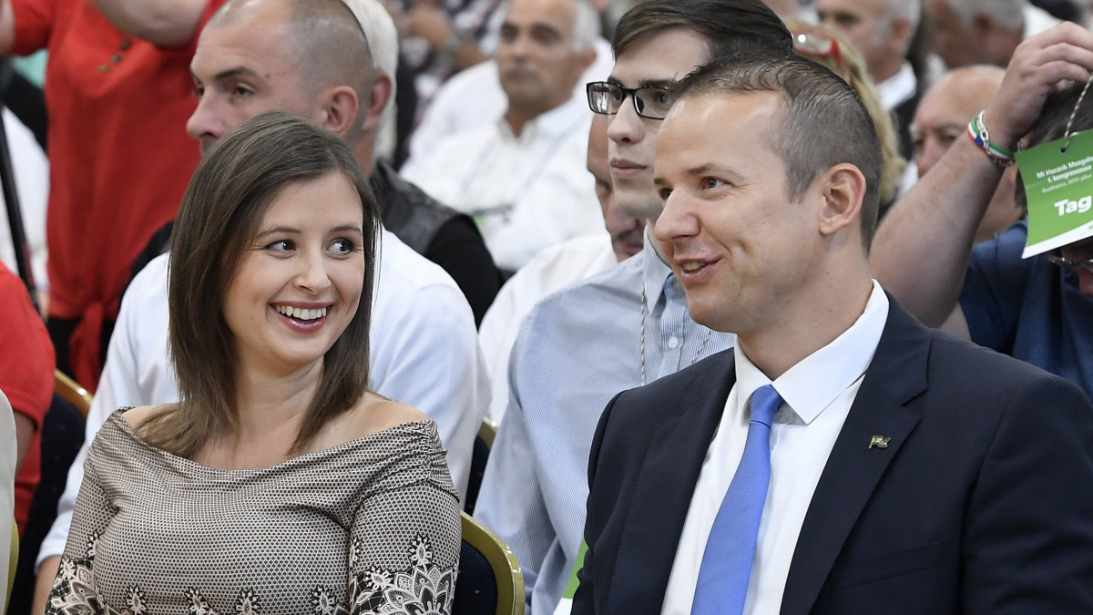 Novák Előd alelnök, felesége, Dúró Dóra elnökhelyettes, független országgyűlési képviselő és Toroczkai László polgármester, a mozgalom elnöke (b-j) a Mi Hazánk Mozgalom első kongresszusán az ásotthalmi sportcsarnokban 2019. július 13-án.