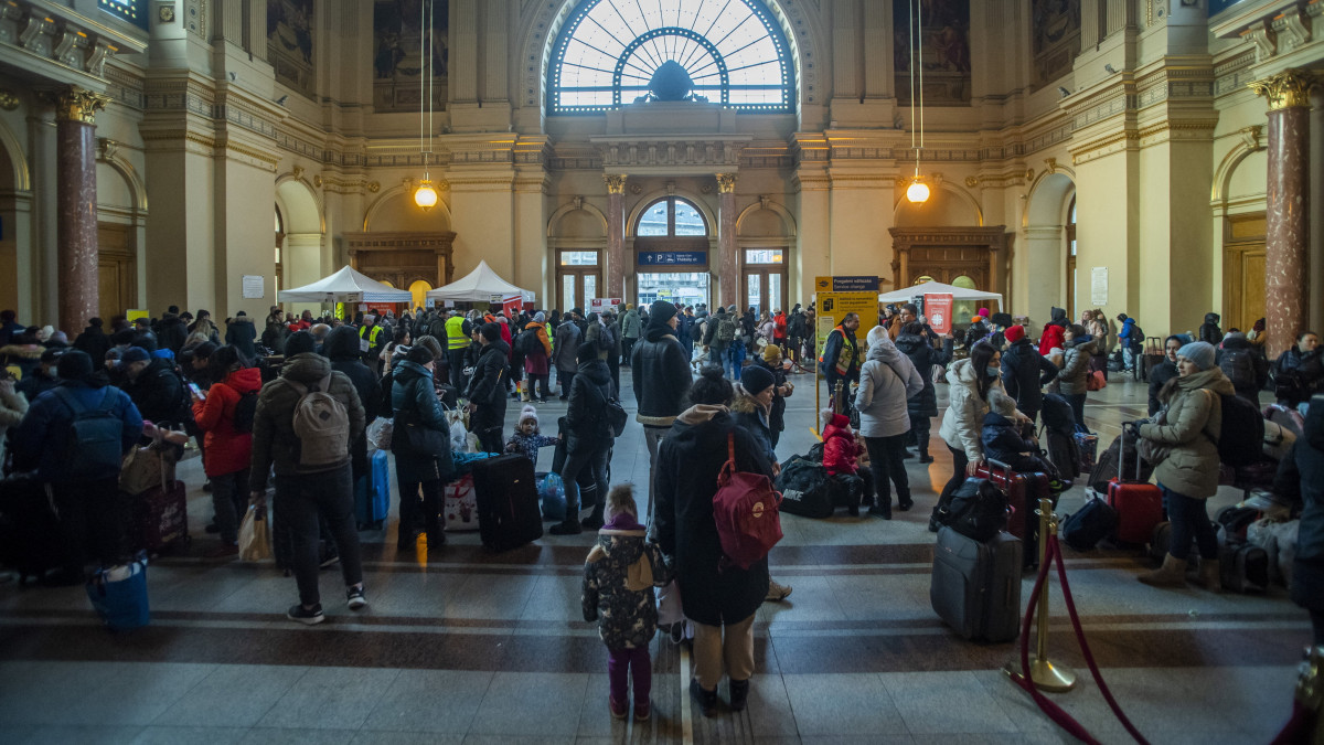 Az orosz-ukrán háború elől menekülő emberek Budapesten, a Keleti pályaudvaron 2022. március 7-én.