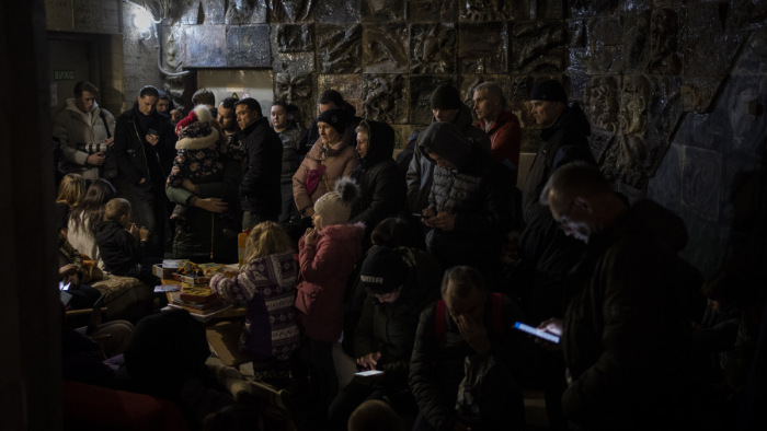 Menekültekkel teli iskolát bombáztak Mariupolban – a háború vasárnapi hírei percről percre