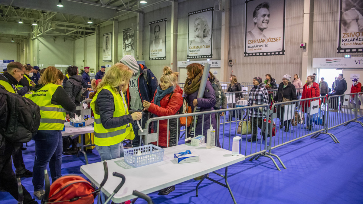 Az orosz-ukrán háború elől Ukrajnából menekülők a budapesti BOK csarnokban, ahol humanitárius tranzitpontot nyitott számukra a kormány a karitatív szervezetekkel együttműködve 2022. március 21-én.