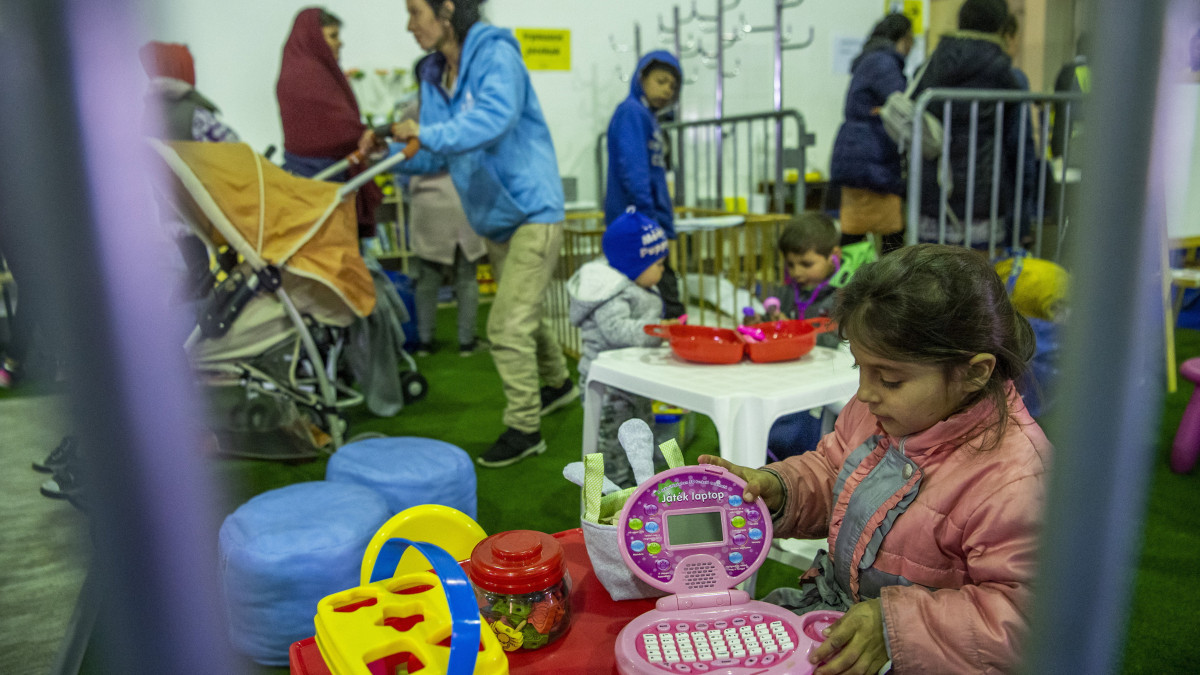 Az orosz-ukrán háború elől Ukrajnából menekülők a budapesti BOK csarnokban, ahol humanitárius tranzitpontot nyitott számukra a kormány a karitatív szervezetekkel együttműködve 2022. március 21-én.