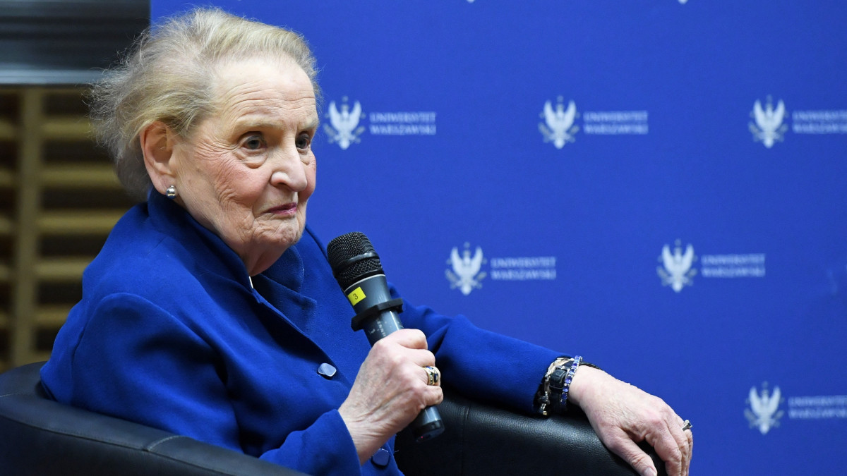 2019. március 8-án a Varsói Egyetemen készített kép Madeleine Albright volt amerikai külügyminiszterről. Albright, aki az Egyesült Államok első női külügyminisztere volt 1997 és 2001 között, 2022. március 23-án, 84 éves korában elhunyt.