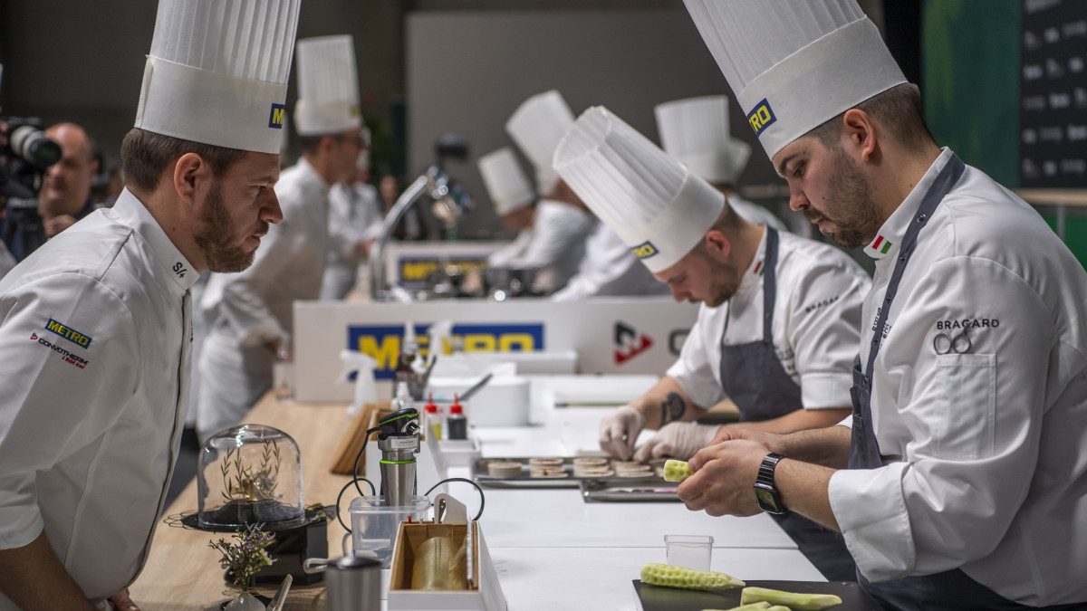 Dalnoki Bence séf (j) és Széll Tamás coach a Bocuse dOr szakácsverseny európai döntőjében a Sirha Budapest 2022 Nemzetközi Élelmiszeripari és a HoReCa szakkiállításon a Hungexpo Budapesti Vásárközpontban 2022. március 24-én.