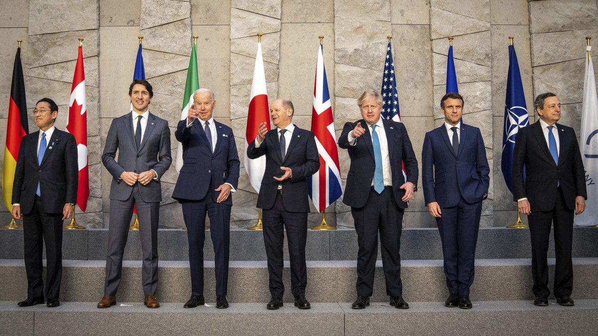 Kisida Fumio japán, Justin Trudeau kanadai miniszterelnök, Joe Biden amerikai elnök, Olaf Scholz német kancellár, Boris Johnson brit kormányfő, Emmanuel Macron francia elnök és Mario Draghi olasz miniszterelnök (b-j) csoportkép készítésén vesz részt a világ iparilag legfejlettebb hét államát tömörítő csoport, a G7 vezetőinek a csúcstalálkozóján Brüsszelben 2022. március 24-én. A hét vezető ipari hatalom és az Európai Unió vezetői az Oroszország elleni szankciókról és a védelmi képesség erősítéséről tárgyalnak majd. Vlagyimir Putyin orosz elnök február 24-én rendelte el katonai művelet végrehajtását Ukrajnában.