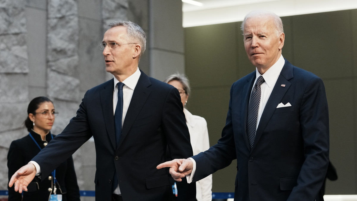 Joe Biden amerikai elnök (j) és Jens Stoltenberg NATO-főtitkár a NATO-tagországok állam-, és kormányfőinek rendkívüli csúcstalálkozóján Brüsszelben 2022. március 24-én. Vlagyimir Putyin orosz elnök február 24-én rendelte el katonai művelet végrehajtását Ukrajnában.