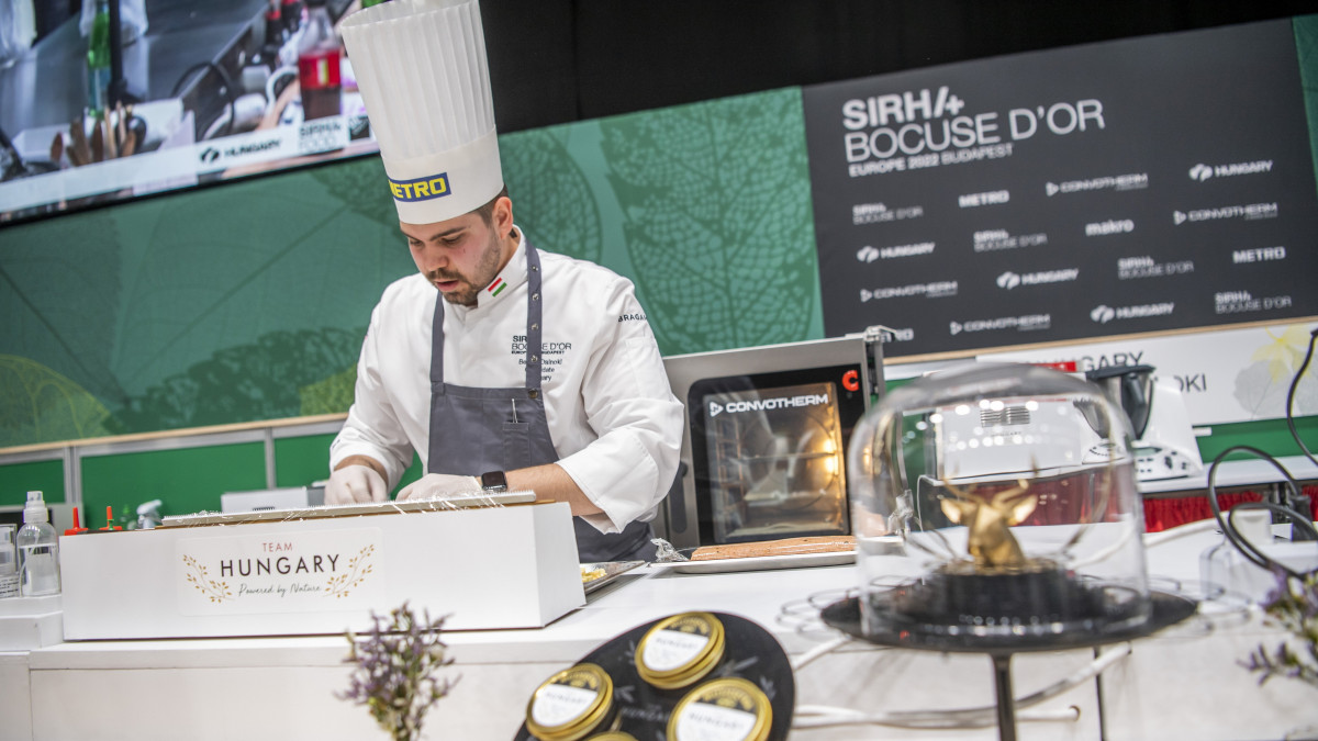 Dalnoki Bence séf a Bocuse dOr szakácsverseny európai döntőjében a Sirha Budapest 2022 Nemzetközi Élelmiszeripari és a HoReCa szakkiállításon a Hungexpo Budapesti Vásárközpontban 2022. március 24-én.