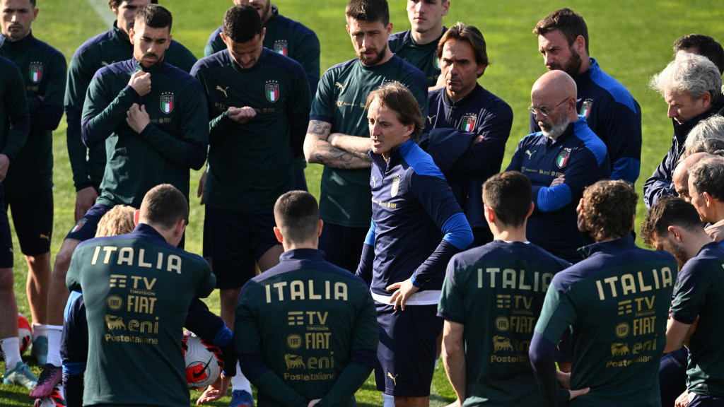 FLORENCE, ITALY - MARCH 25: Head coach Italy Roberto Mancini speaks with the players during a Italy training session at Centro Tecnico Federale di Coverciano on March 25, 2022 in Florence, Italy. (Photo by Claudio Villa/Getty Images)