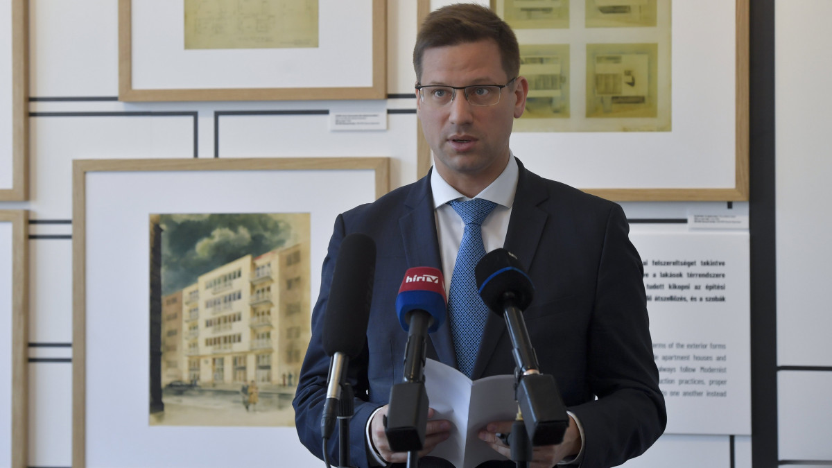 Gulyás Gergely, a Miniszterelnökséget vezető miniszter beszédet mond a Magyar Művészeti Akadémia fenntartásában működő Magyar Építészeti Múzeum és Műemlékvédelmi Dokumentációs Központ (MÉM-MDK) épülete, a megújult Walter Rózsi-villa átadásán 2022. március 29-én.