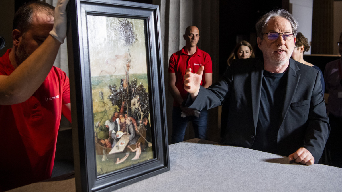 Baán László, a Szépművészeti Múzeum főigazgatója bemutatja Hieronymus Bosch Bolondok hajója című festményét a múzeumban 2022. március 30-án. A párizsi Musée du Louvre-tól kölcsönzött művet a festő Menny és pokol között - Hieronymus Bosch rejtélyes világa címmel április 9-én nyíló kiállításán lesz látható.