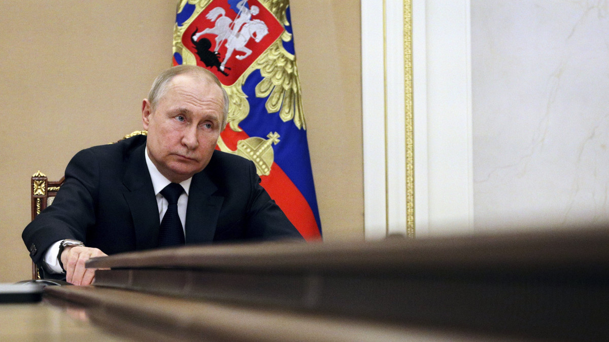 Vlagyimir Putyin orosz elnök videokonferencia keretében tanácskozik a kormány tagjaival Moszkvában 2022. március 10-én. Vlagyimir Putyin február 24-én rendelte el katonai művelet végrehajtását Ukrajnában.