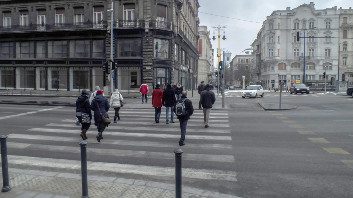 Budapest, 2014. január 30. Gyalogosok haladnak át a Ferenciek tere és környéke átépítése során Budapest új főutcájának kiépítése elnevezésű program keretén belül létesített új gyalogátkelőhelyen a Váci utca és a Szabad sajtó út kereszteződésében. MTVA/Bizományosi: Nagy Zoltán