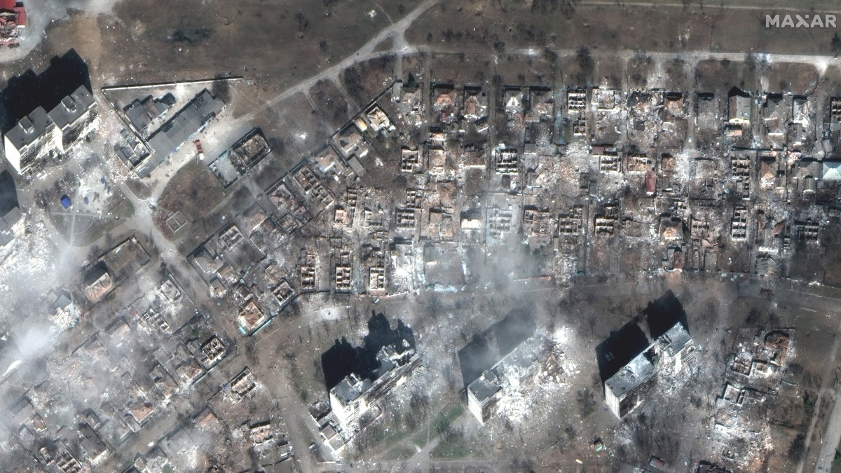 A Maxar Technologies által közreadott műholdfelvétel megsemmisült lakóépületekről a dél-ukrajnai Mariupolban 2022. március 29-én. Vlagyimir Putyin orosz elnök február 24-én rendelte el katonai művelet végrehajtását Ukrajnában.