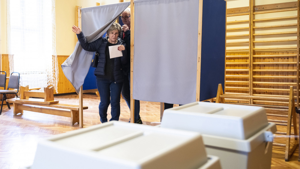 Egy házaspár kilép a szavazófülkéből a nyíregyházi Tündérkert Keleti Óvoda Koszorú úti Telephelyén az országgyűlési választáson és gyermekvédelmi népszavazáson 2022. április 3-án.
