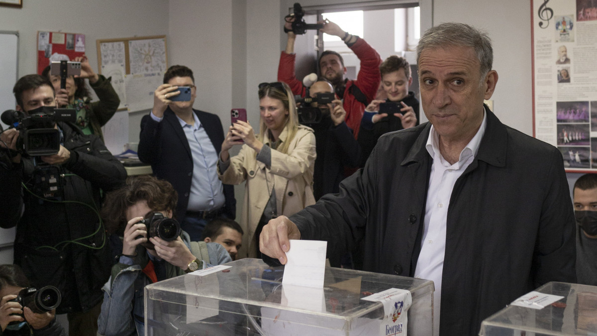 Zdravko Ponos, az Együtt Szerbia Győzelméért koalíció elnökjelöltje leadja voksát az előrehozott parlamenti választáson, valamint elnökválasztáson Belgrádban 2022. április 3-án. Néhány helyen önkormányzati választást is tartanak a nyugat-balkáni országban.