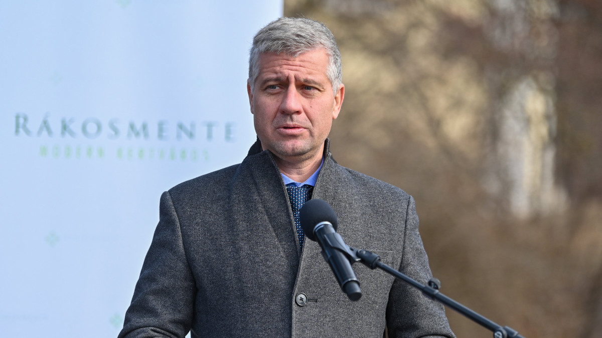Szatmáry Kristóf, a Miniszterelnökség Budapesti Útépítési Program koordinációjáért felelős miniszteri biztosa beszédet mond a XVII. kerületi felújított, szilárd burkolatú Ady Endre utca avatásán 2022. március 8-án.