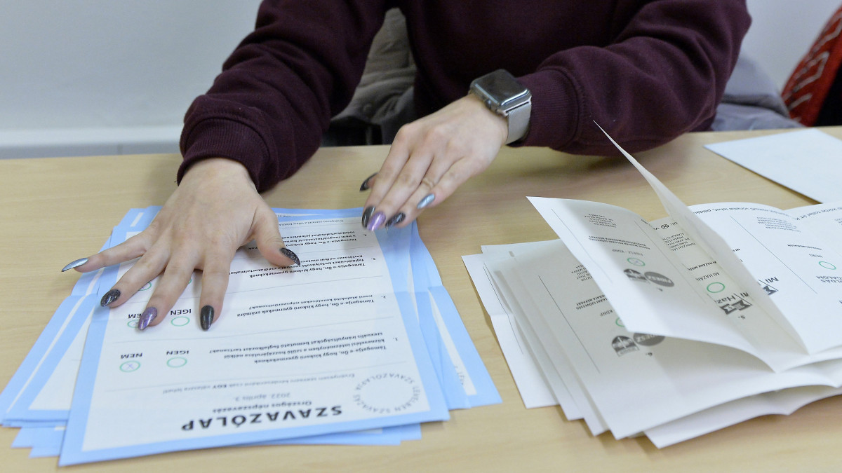Megkezdik a levélszavazatok feldolgozását az NVI munkatársai a Nemzeti Választási Iroda (NVI) budapesti székházában az országgyűlési választás és gyermekvédelmi népszavazás napján, a szavazóhelyiségek zárása után 2022. április 3-án.