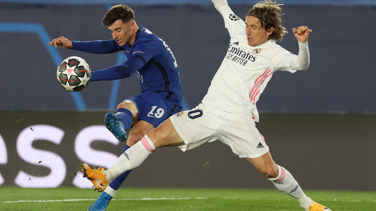 Luka Modric, a Real Madrid (j) és Mason Mount, a Chelsea játékosa a labdarúgó Bajnokok Ligája elődöntőjének első mérkőzésén a madridi Alfredo Di Stefano Stadionban 2021. április 27-én.