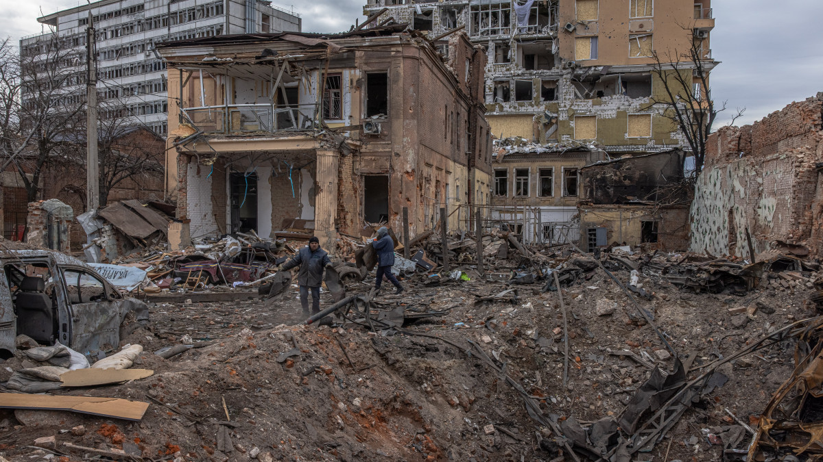 Önkéntesek takarítják a romokat egy orosz légitámadást követően Harkivban 2022. március 28-án. Vlagyimir Putyin orosz elnök február 24-én rendelte el katonai művelet végrehajtását Ukrajnában.
