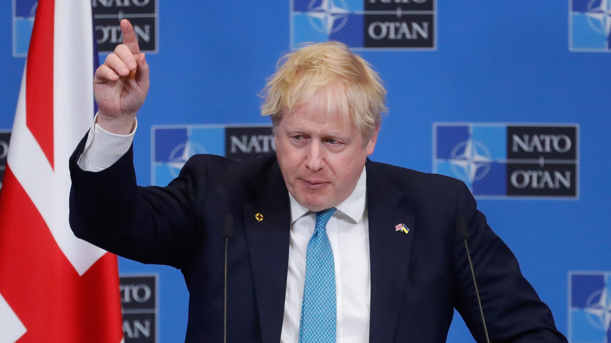 Boris Johnson brit kormányfő nyilatkozik a sajtó képviselőinek a világ iparilag legfejlettebb hét államát tömörítő csoport, a G7 vezetőinek a csúcstalálkozója után Brüsszelben 2022. március 24-én.