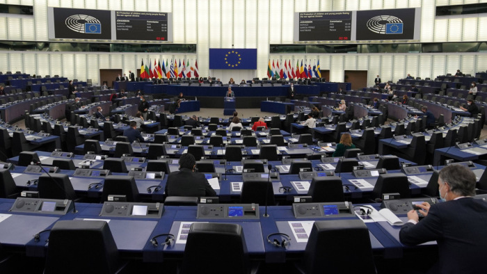 Példátlan méretű ellenőrzést követel az Európai Parlament