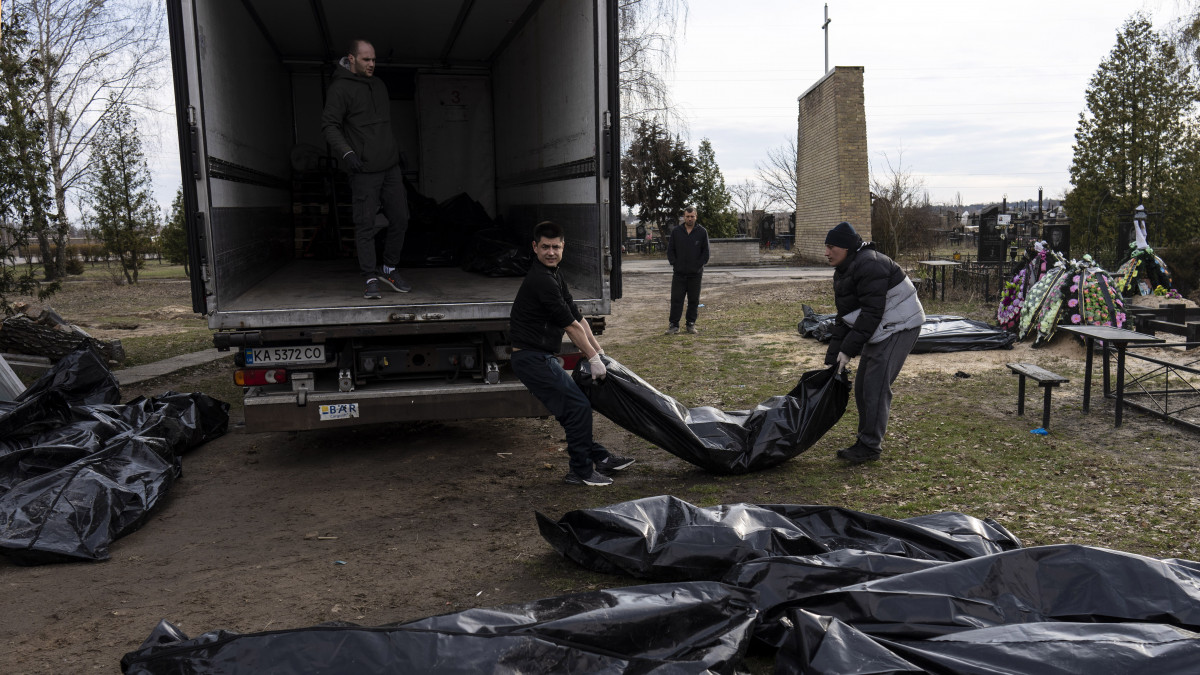 Temetői alkalmazottak civilek nejlonzsákban lévő holttesteit készülnek egy kijevi halottasházba szállítani  Bucsában 2022. április 6-án. Az ukrán hatóságok napokkal ezelőtt Kijev környékén készült fényképeket és videófelvételeket tettek közzé, amelyeken számos, utcán fekvő, civil ruhás ember holtteste látható. Az orosz kormány ukrán szélsőségesek provokációjának minősítette a történteket.
