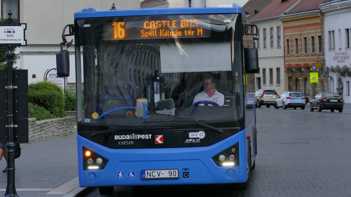 A Budapesti Közlekedési Központ (BKK) 16-os vonalon járó várbusza kora este megérkezik a Budai Vár csaknem kihalt, turisták nélküli Szentháromság terére koronavírus-világjárvány idején. MTVA/Bizományosi: Jászai Csaba  *************************** Kedves Felhasználó!