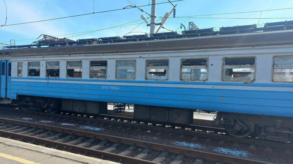 Volodimir Zelenszkij ukrán elnök Telegram-oldalán közzétett fénykép egy rakétatámadásban megrongálódott vonatról a kelet-ukrajnai Kramatorszk vasútállomásán 2022. április 8-án. Két orosz rakéta csapódott be a vasútállomásnál, a támadásban több mint harmincan életüket vesztették és több mint százan megsebesültek.
