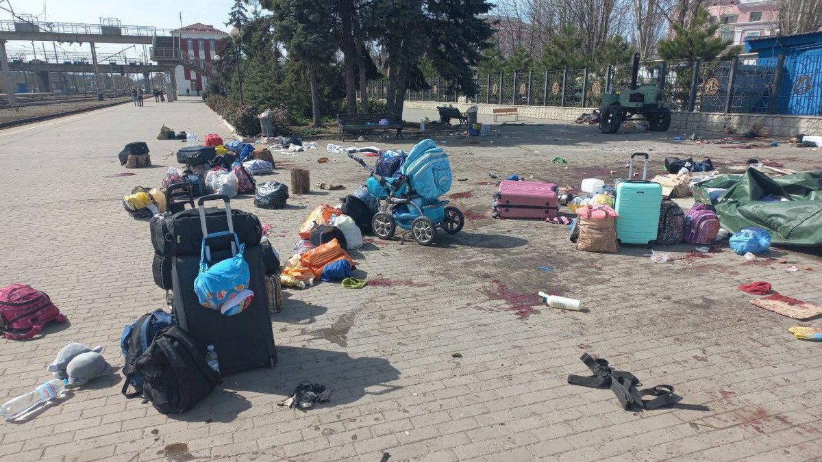 Volodimir Zelenszkij ukrán elnök Telegram-oldalán közzétett fénykép véres térkőről, csomagokról és egy babakocsiról egy peronon a kelet-ukrajnai Kramatorszk vasútállomását ért rakétatámadást követően 2022. április 8-án. Két orosz rakéta csapódott be a vasútállomásnál, a támadásban több mint harmincan életüket vesztették és több mint százan megsebesültek.