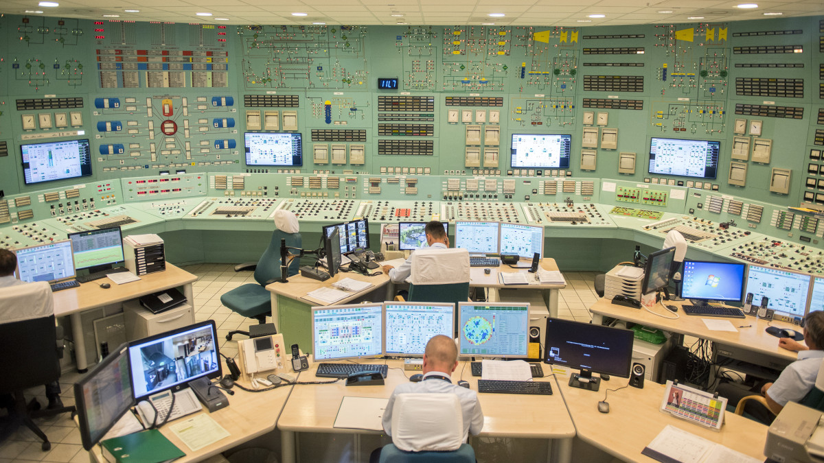 Szakemberek a Paksi Atomerőmű négyes reaktorának vezérlőtermében 2019. június 25-én.
