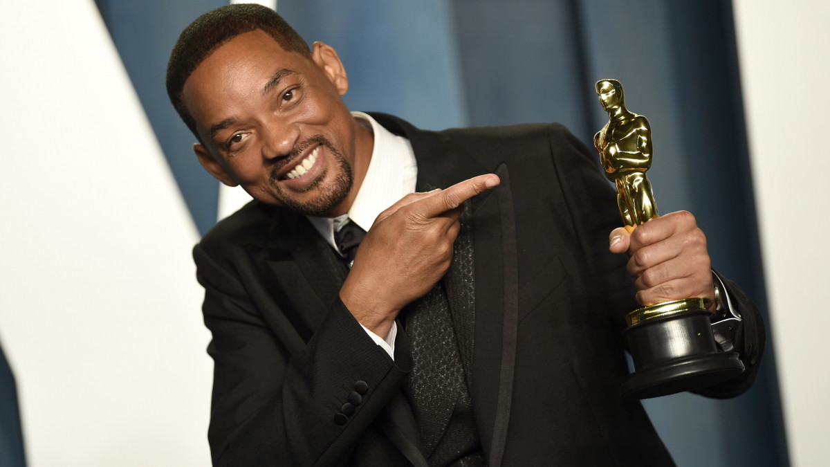 Will Smith amerikai színész kezében a legjobb férfi főszereplőnek járó díjjal a Vanity Fair magazinnak a 94. Oscar-gálát követő fogadásán Beverly Hillsben 2022. március 27-én. Smith a Richard király című filmben nyújtott alakításával érdemelte ki az elismerést.