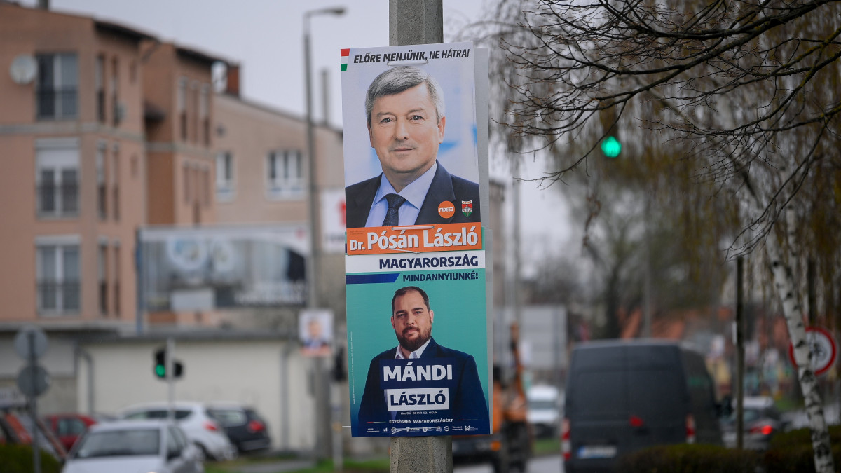 A Fidesz-KDNP, valamint az Egységben Magyarországért választási plakátja Debrecenben 2022. március 31-én. Április 3-án tartják az országgyűlési választásokat és a kormány által kezdeményezett gyermekvédelmi népszavazást. A plakátokon Pósán László, valamint Mándi László képviselőjelölt látható.