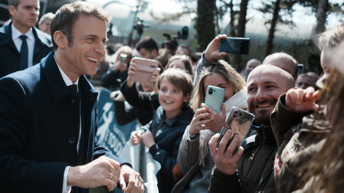 Megkönnyebbülés Brüsszelben, de otthon nem lesz nagyobb Emmanuel Macron játéktere