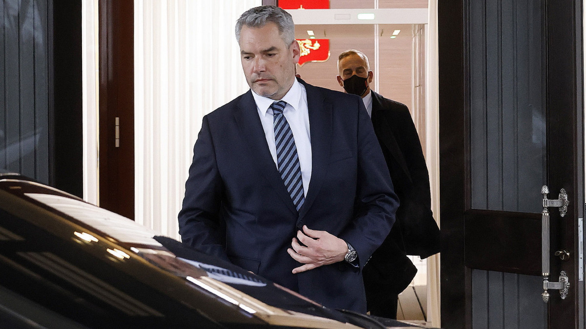 Az osztrák kancellária által közreadott képen Karl Nehammer osztrák kancellár távozik a Vlagyimir Putyin orosz elnökkel folytatott megbeszélést követően Moszkvában 2022. április 11-én.