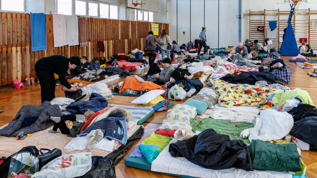 Az orosz-ukrán háború elől Donyeck és Luhanszk megyéből elmenekült emberek egy ungvári gimnázium tornatermében kialakított menekültszálláson 2022. március 11-én.