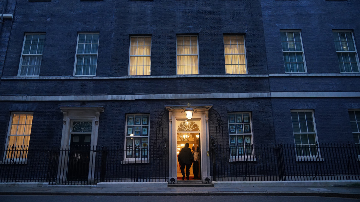 A police officer outside 10 Downing Street, in Westminster, London. Prime Minister Boris Johnson and Chancellor Rishi Sunak have been told they will be fined as part of a police probe into allegations of lockdown parties held at Downing Street. Issue date: Tuesday April 12, 2022. (Photo by Yui Mok/PA Images via Getty Images)