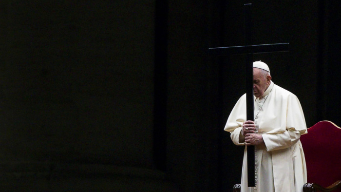 Ferenc pápa közvetített a nagy fogolycserében