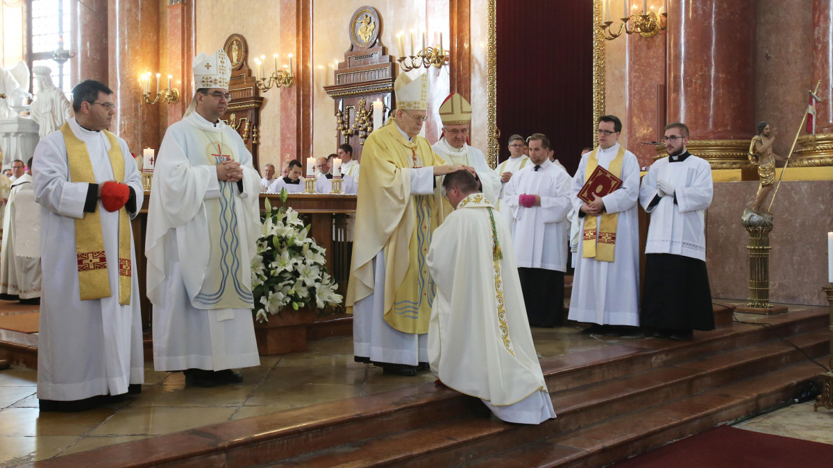 Erdő Péter bíboros, esztergom-budapesti érsek (k) püspökké szenteli Fekete Szabolcs Benedeket a szombathelyi Sarlós Nagyboldogasszony-székesegyházban húsvéthétfőn, 2022. április 18-án. Fekete Szabolcs Benedeket Ferenc pápa március 11-én címzetes basti püspökké és a Szombathelyi Egyházmegye segédpüspökévé nevezte ki.