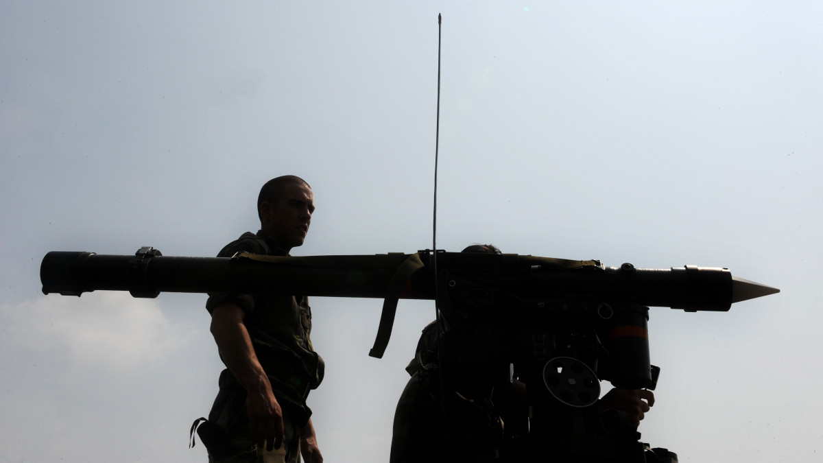 Des militaires sexercent au tir du missile sol-air a tres courte portee MISTRAL. (Photo by Alexandre MARCHI/Gamma-Rapho via Getty Images)