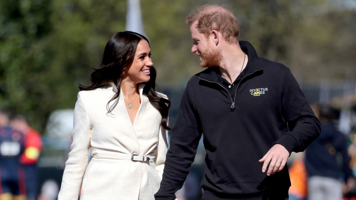THE HAGUE, NETHERLANDS - APRIL 17: Prince Harry, Duke of Sussex and Meghan, Duchess of Sussex attend the Athletics Competition during day two of the Invictus Games The Hague 2020 at Zuiderpark on April 17, 2022 in The Hague, Netherlands. (Photo by Chris Jackson/Getty Images for the Invictus Games Foundation)