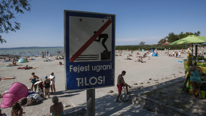 Nagy a baj a Balatonnál, a strandszezont is veszélyezteti