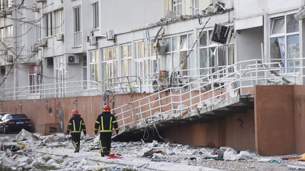 Tűzoltók egy orosz légitámadásban súlyosan megrongálódott lakóépület előtt Odesszában 2022. április 23-án. A nap folyamán rakétatalálat érte az Ukrajna délnyugati részén fekvő Odesszát, a támadásban öten életüket vesztették, tizennyolcan megsebesültek.