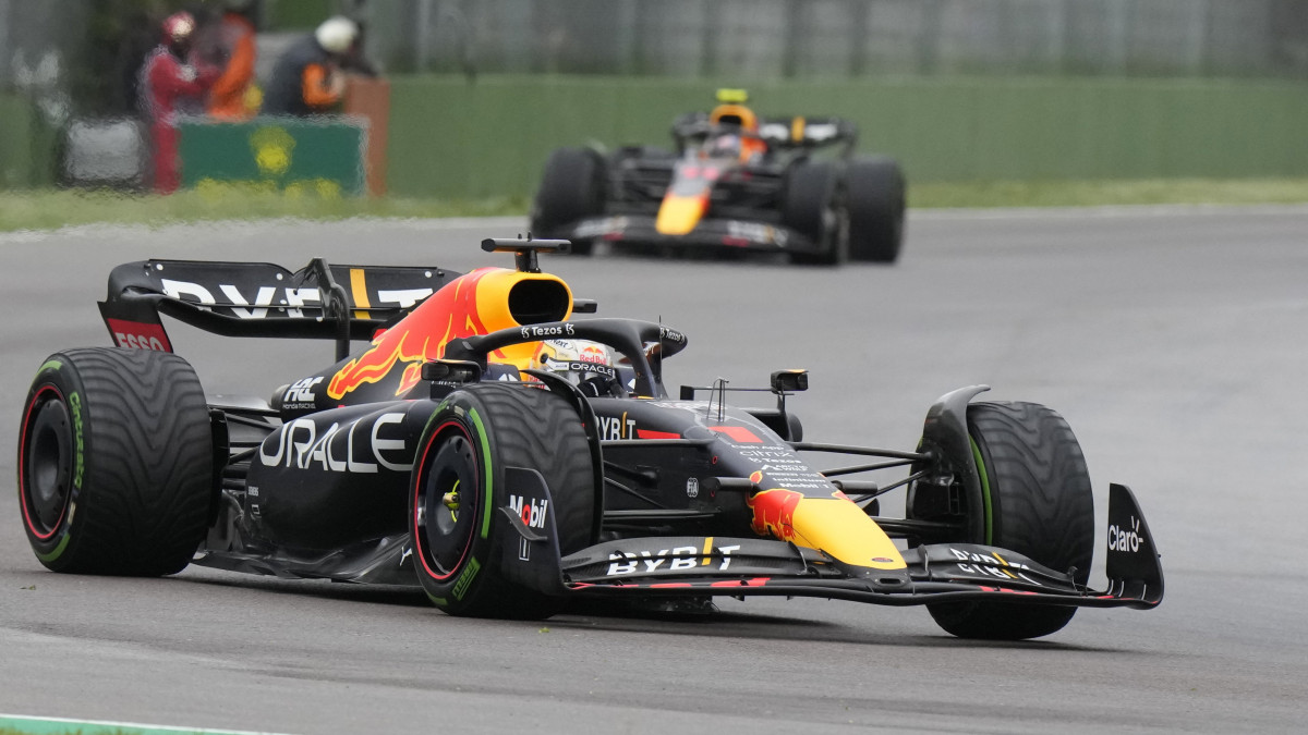 Max Verstappen, a Red Bull holland versenyzője a Forma-1-es autós gyorsasági világbajnokság Emilia Romagna Nagydíján az imolai pályán 2022. április 24-én.
